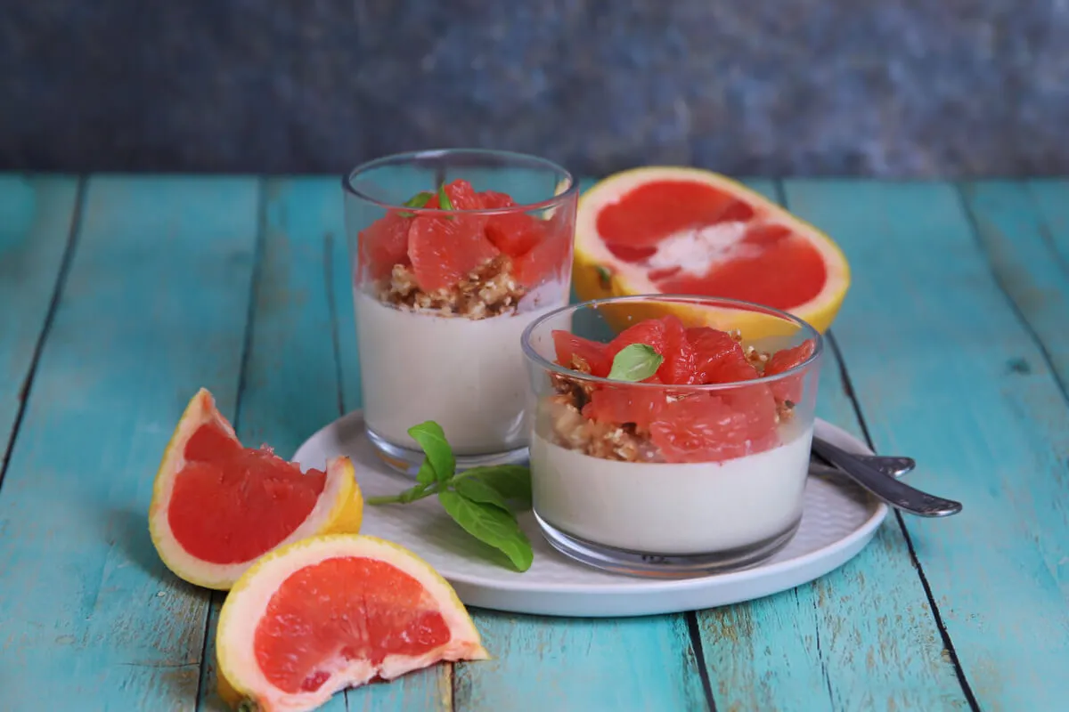 Panna cotta grépfrúttal, szezámmagos morzsával recept