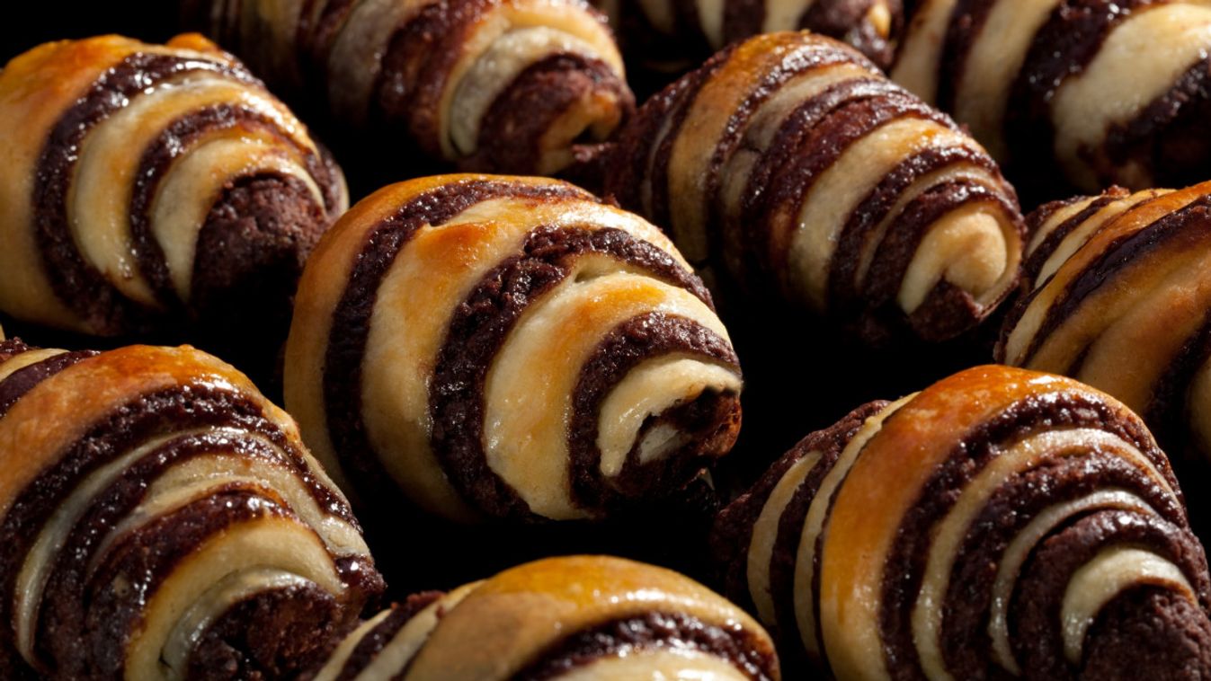 Ellenállhatatlan cukormázas kakaós kiflicskék - pofonegyszerűen! (rugelach)