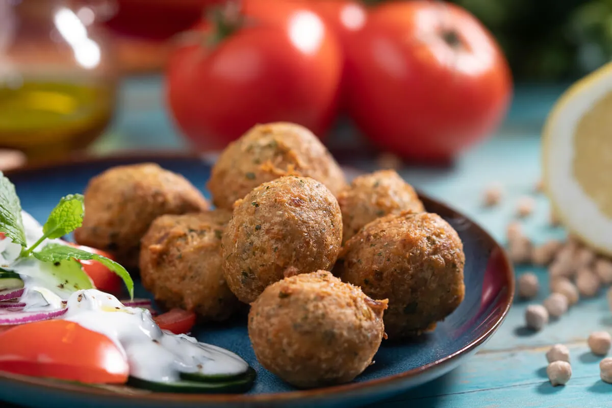 Falafel mentás-joghurtos zöldségekkel recept