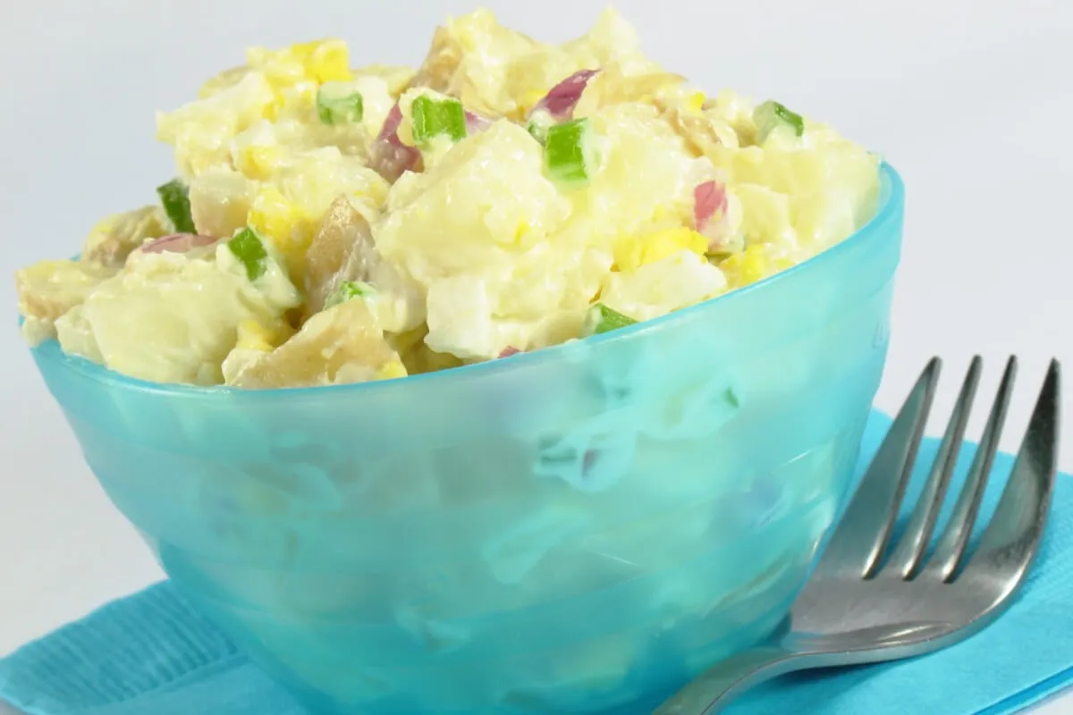 Lila hagymás, majonézes krumplisaláta recept