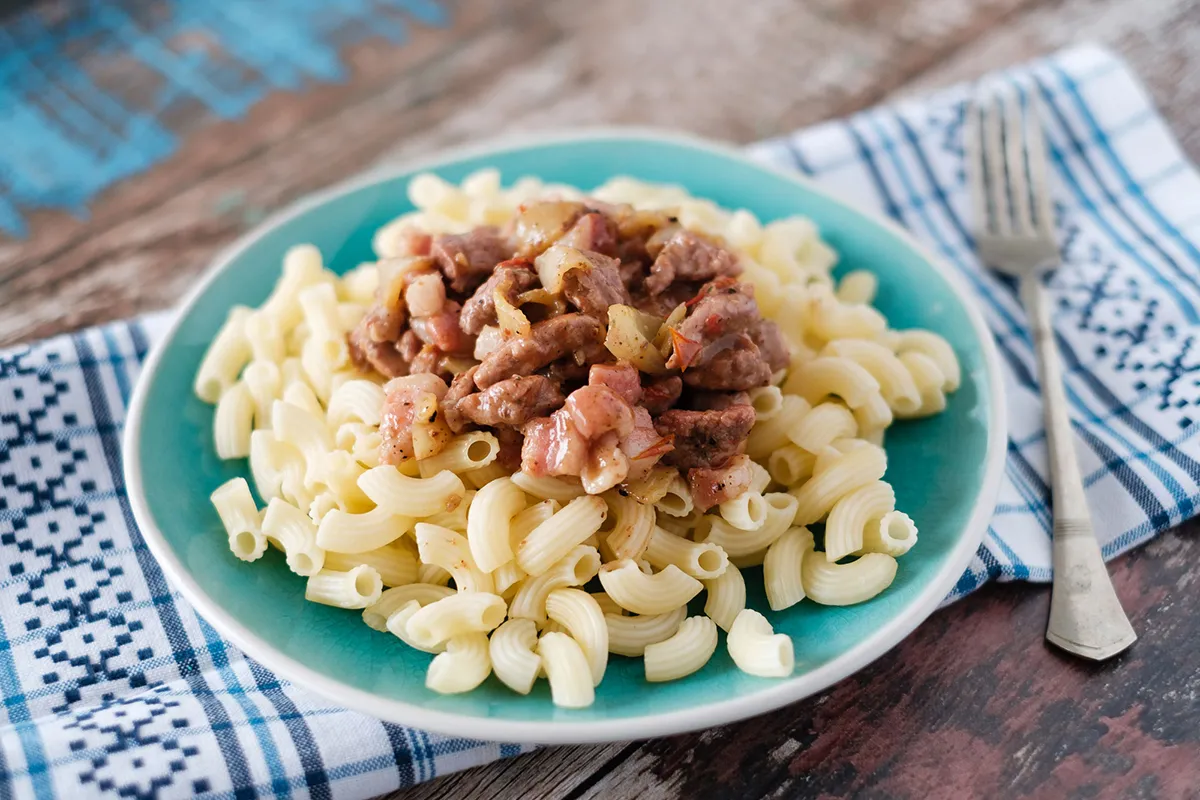 Borsos tokány szarvacska tésztával  recept
