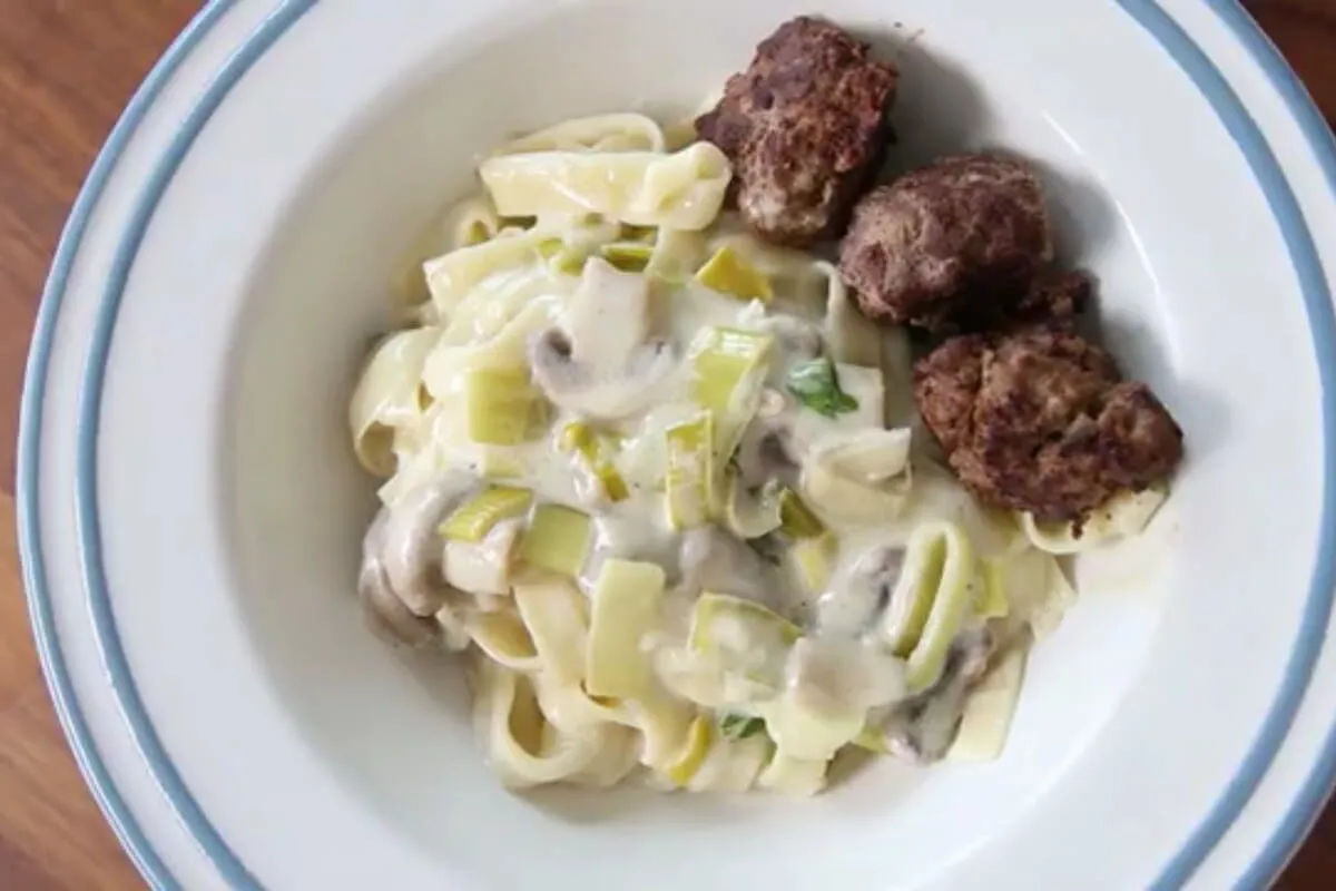 Gombás-pórés tészta fűszeres húsgolyókkal recept