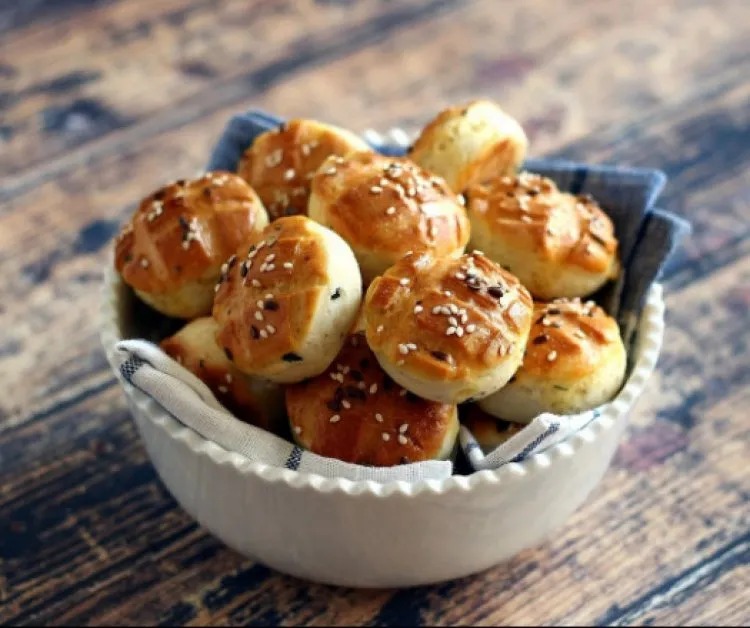 Metélőhagymás pogácsa recept