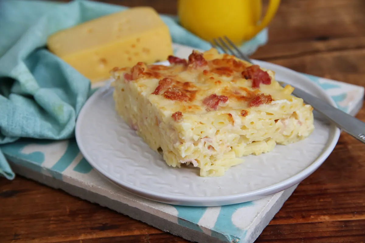 Nagyon sajtos sonkás rakott tészta recept