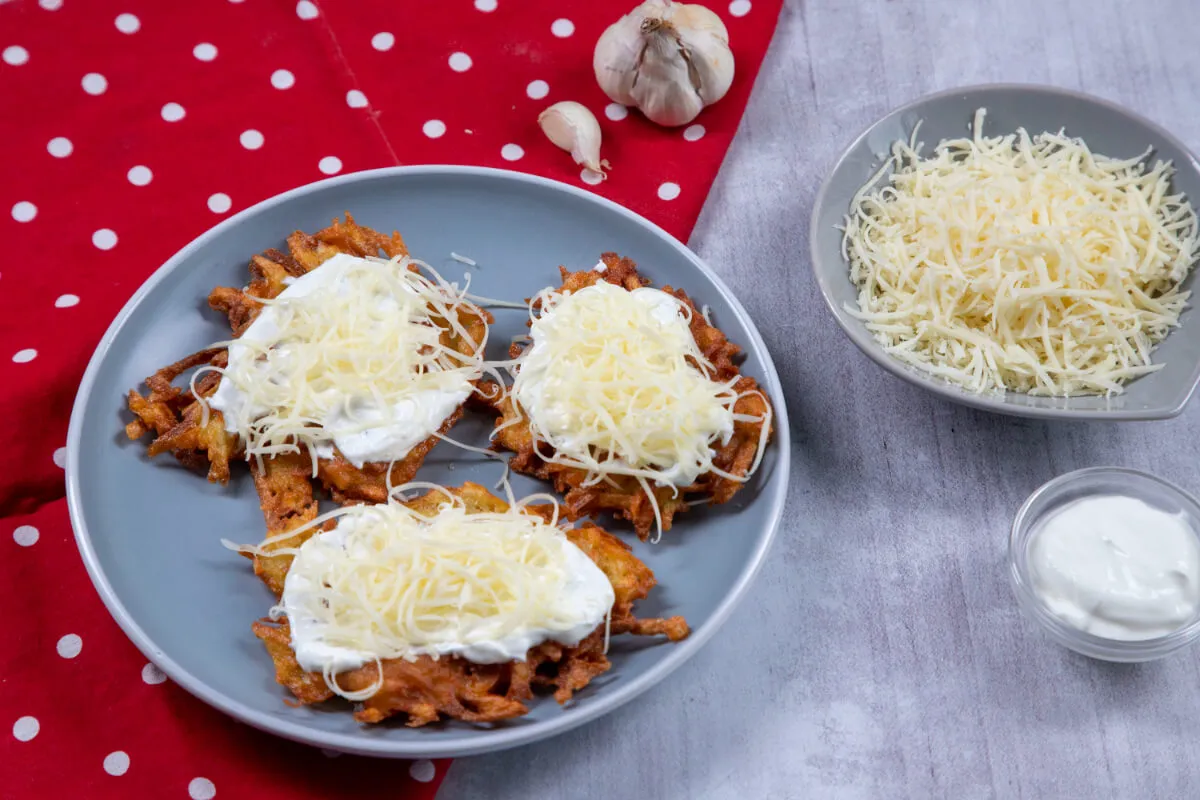 Egyszerű sajtos-tejfölös tócsni recept