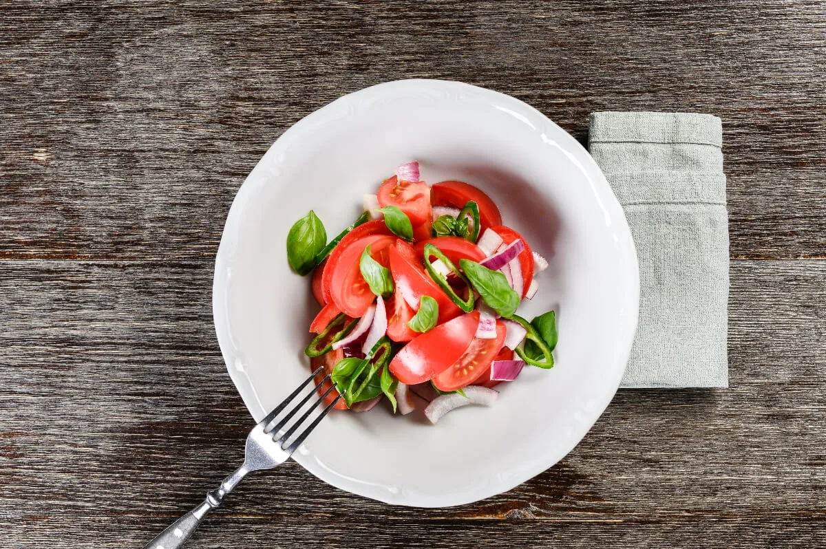 Lilahagymás paradicsomsaláta recept