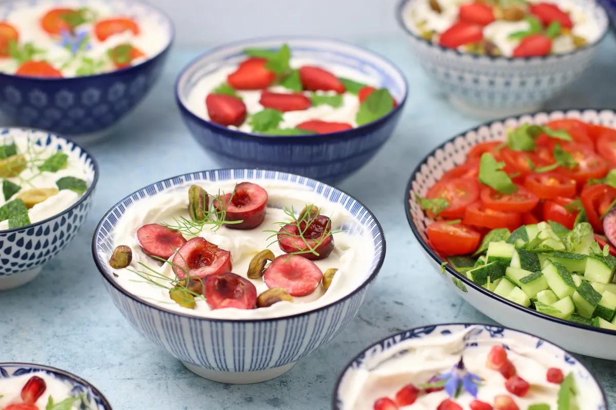 Labneh-tálkák a kert kincseivel recept