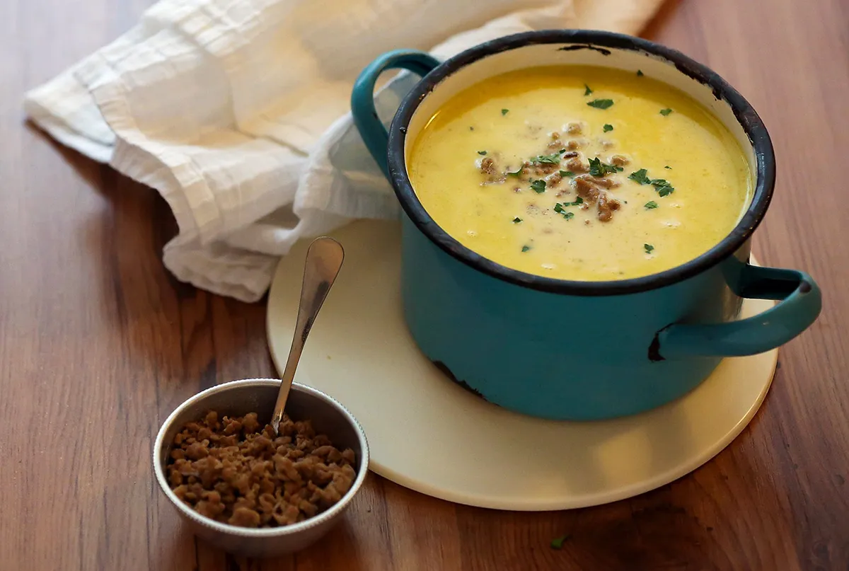 Sajtkrémleves ropogósra sült darált hússal recept