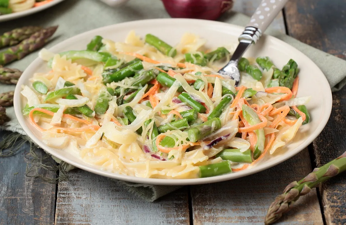 Tejszínes-spárgás farfalle recept