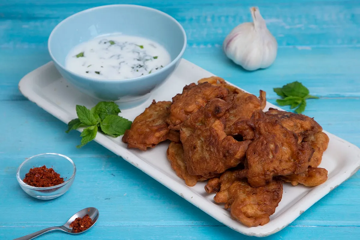 Fűszeres hagymatócsni joghurtos mártogatóssal recept