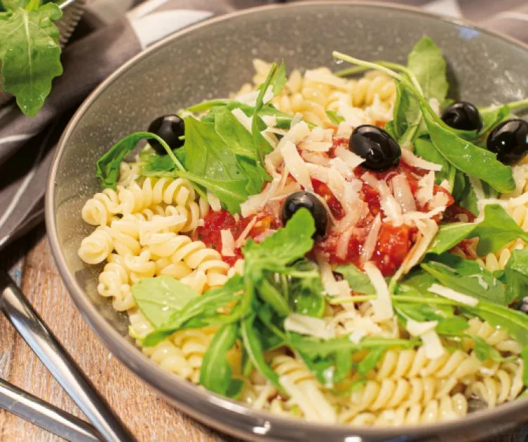 Bazsalikomos-paradicsomos tészta parmezánforgáccsal recept