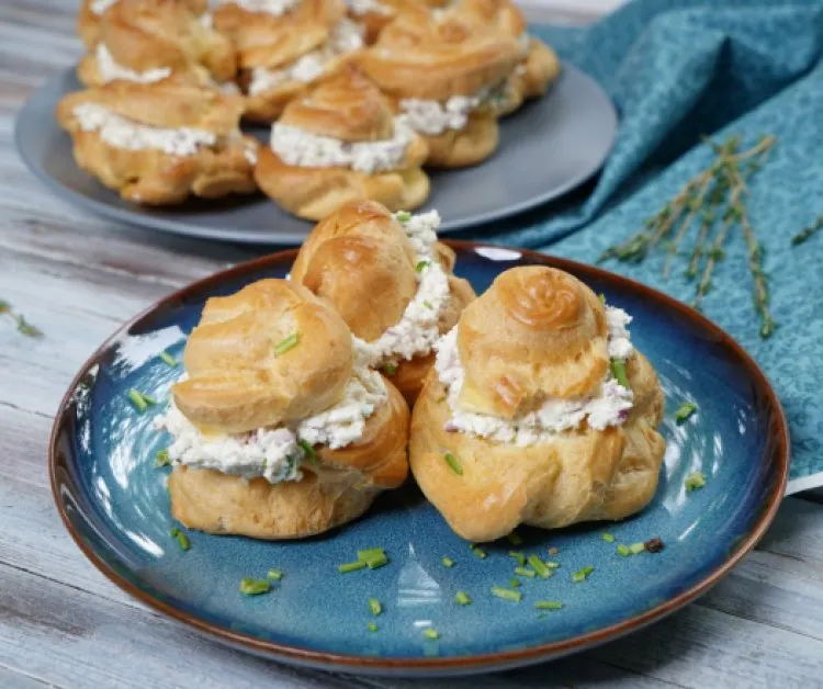 Fehér körözöttes képviselőfánk, ahogy Megyeri Csilla készíti recept