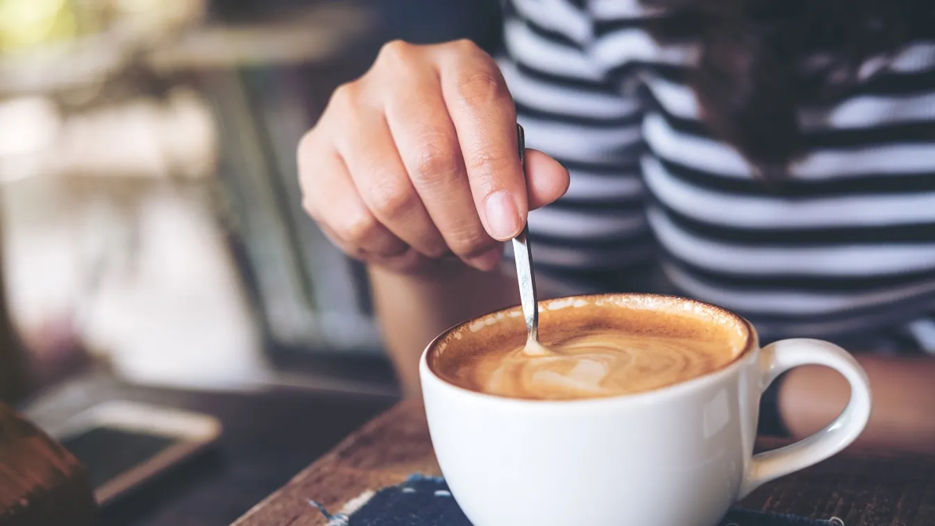 A kevergetéssel nem siettetjük, hanem inkább lassítjuk a kávé kihűlését /Fotó: Shutterstock