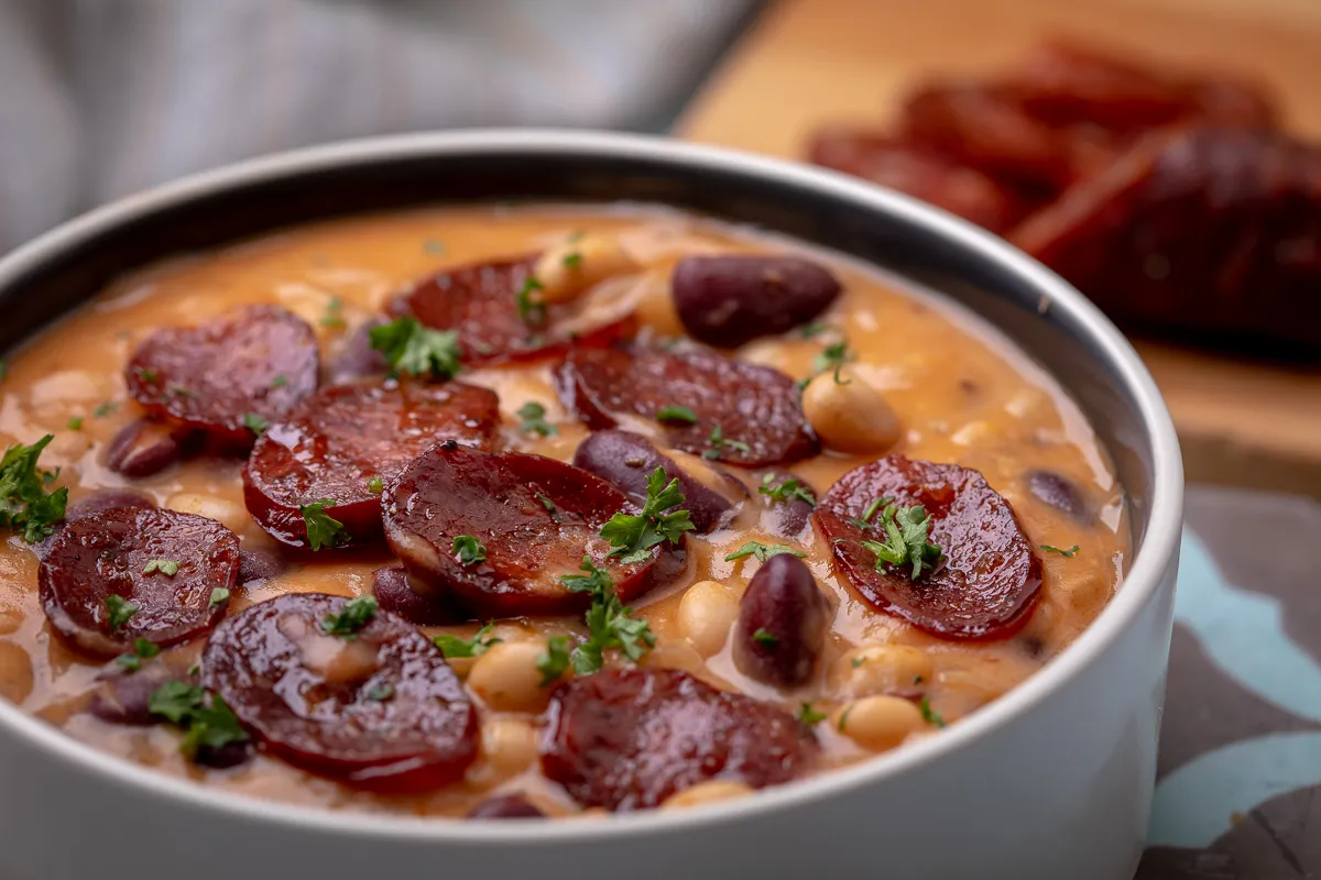 Villámgyors babfőzelék pirított kolbásszal recept