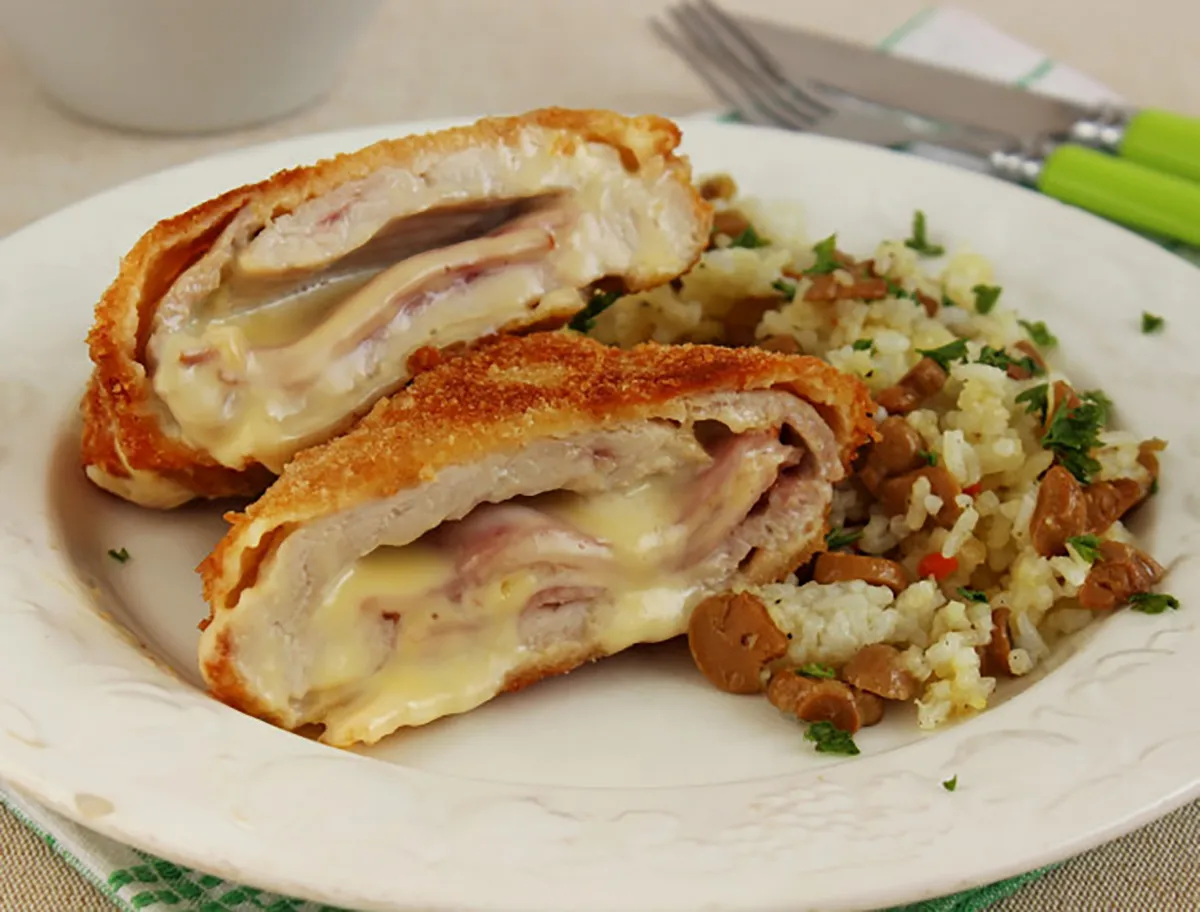 Sajttal-sonkával töltött pulykamell recept