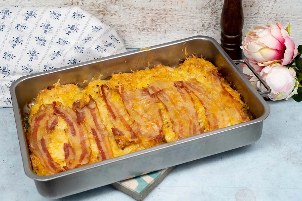 Sajtos rakott csirkemell ropogós baconnel recept