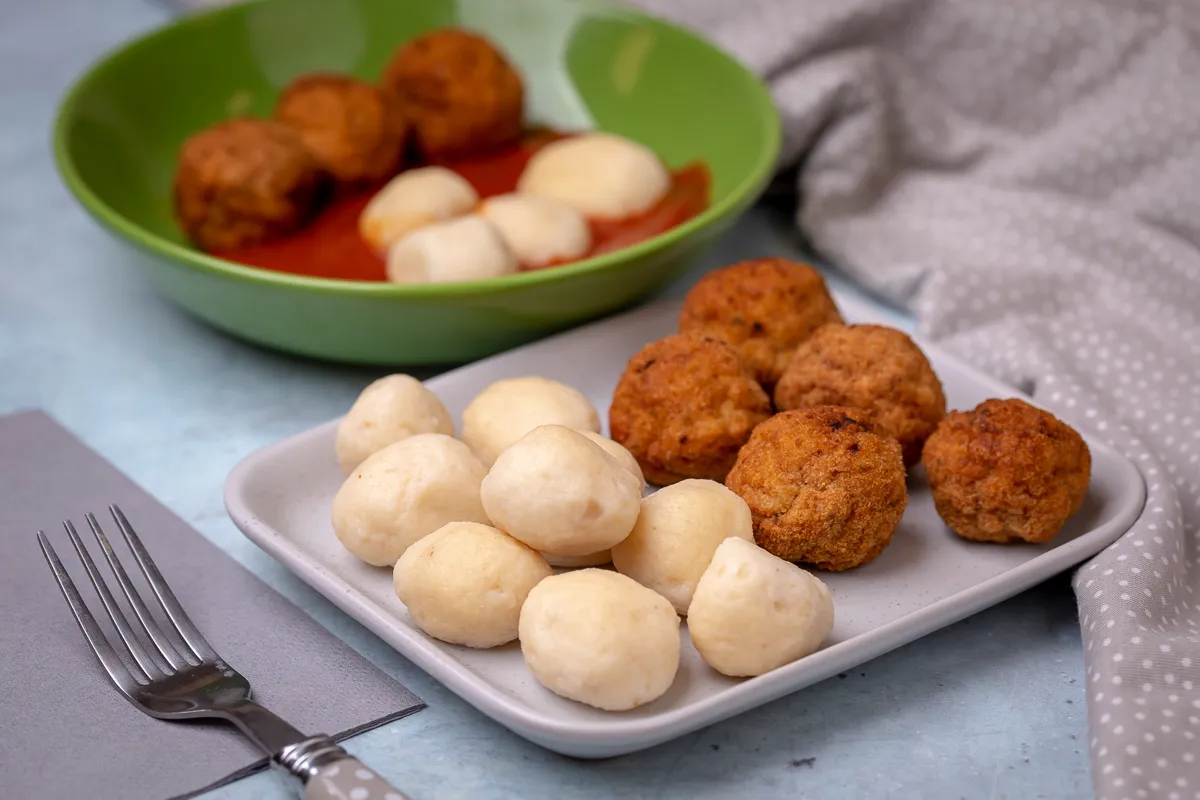 Gluténmentes húsgolyók burgonyagombóccal, sajtmártással recept