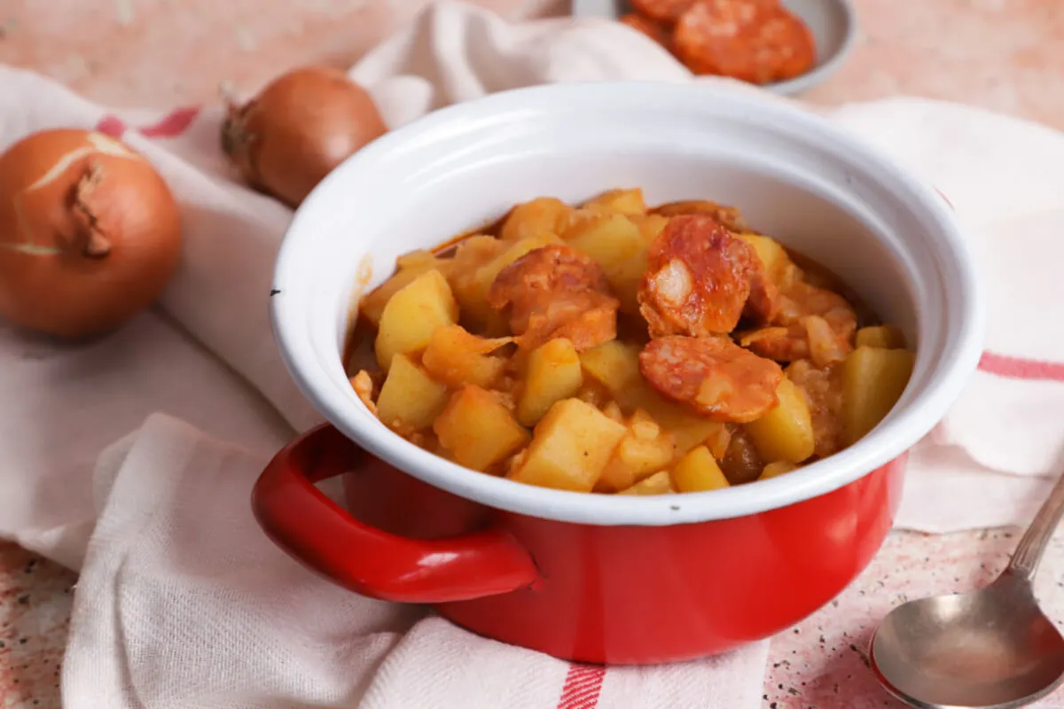 Klasszikus paprikás krumpli lecsókolbásszal recept