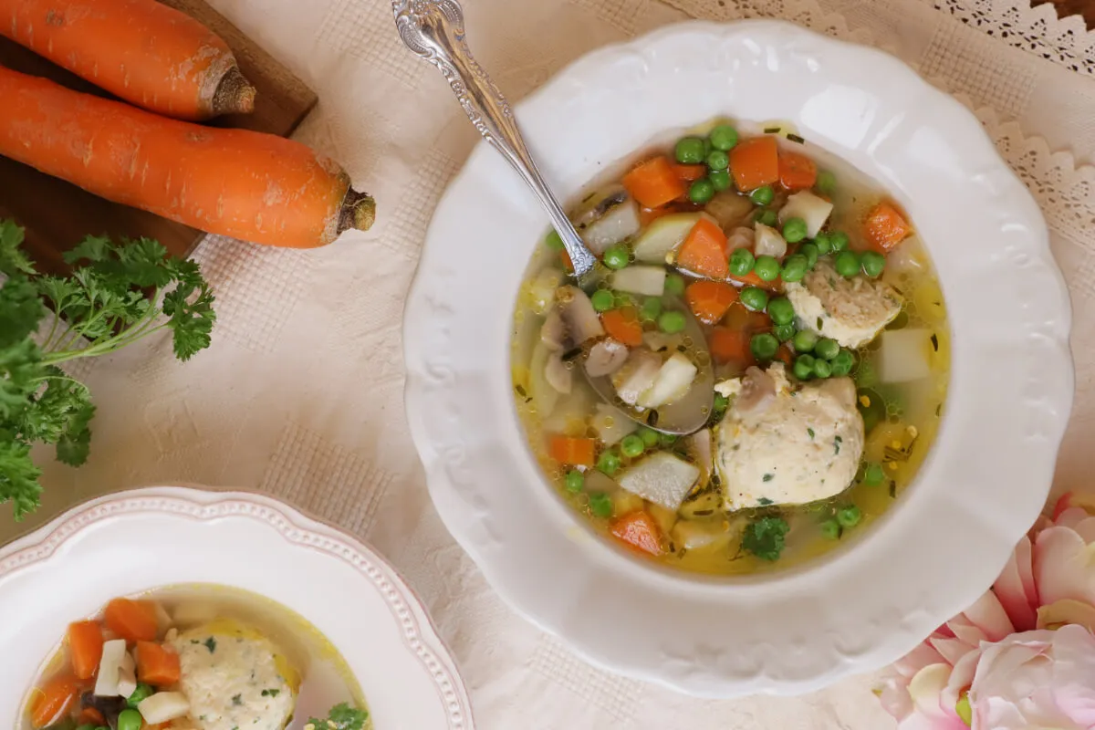 Csirkegombócleves, ahogy Gáspár Bea készíti recept