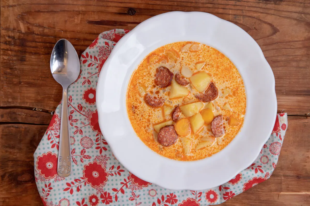 Tejfölös krumplileves kolbásszal recept