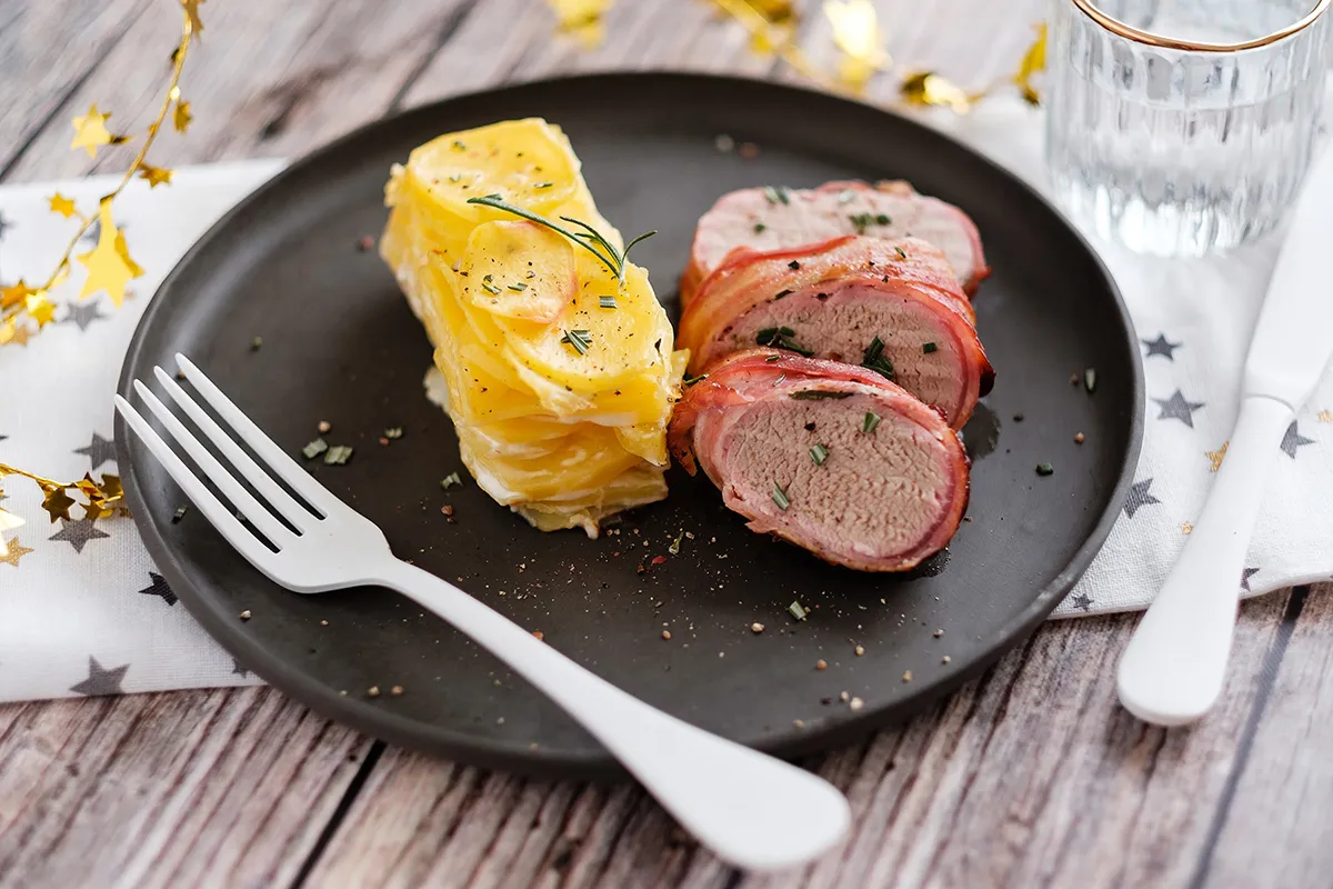 Baconbe göngyölt sertésszűz rakott burgonyával recept