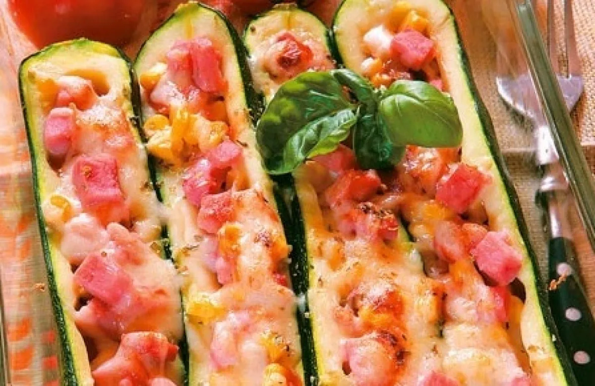 Sonkával és sajttal töltött cukkini recept