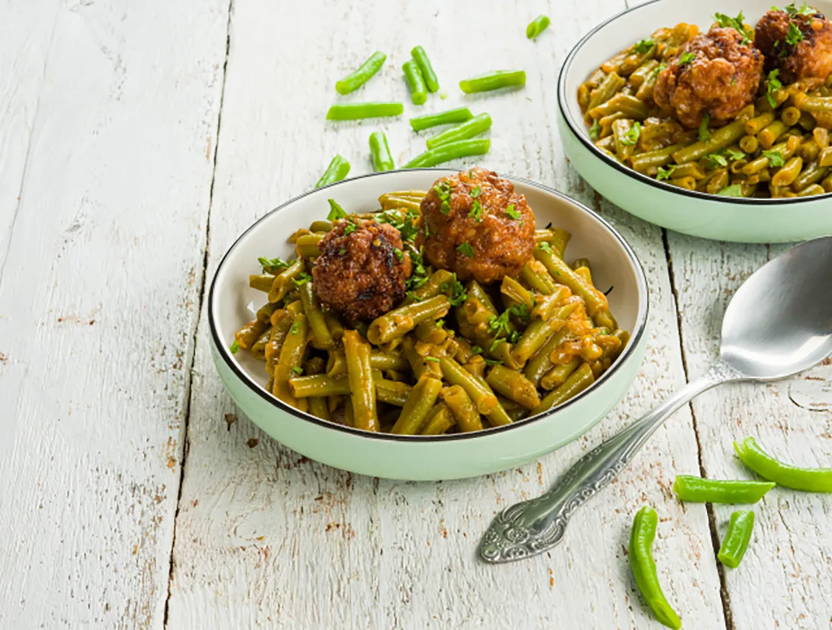 Zöldbabpörkölt fasírttal recept