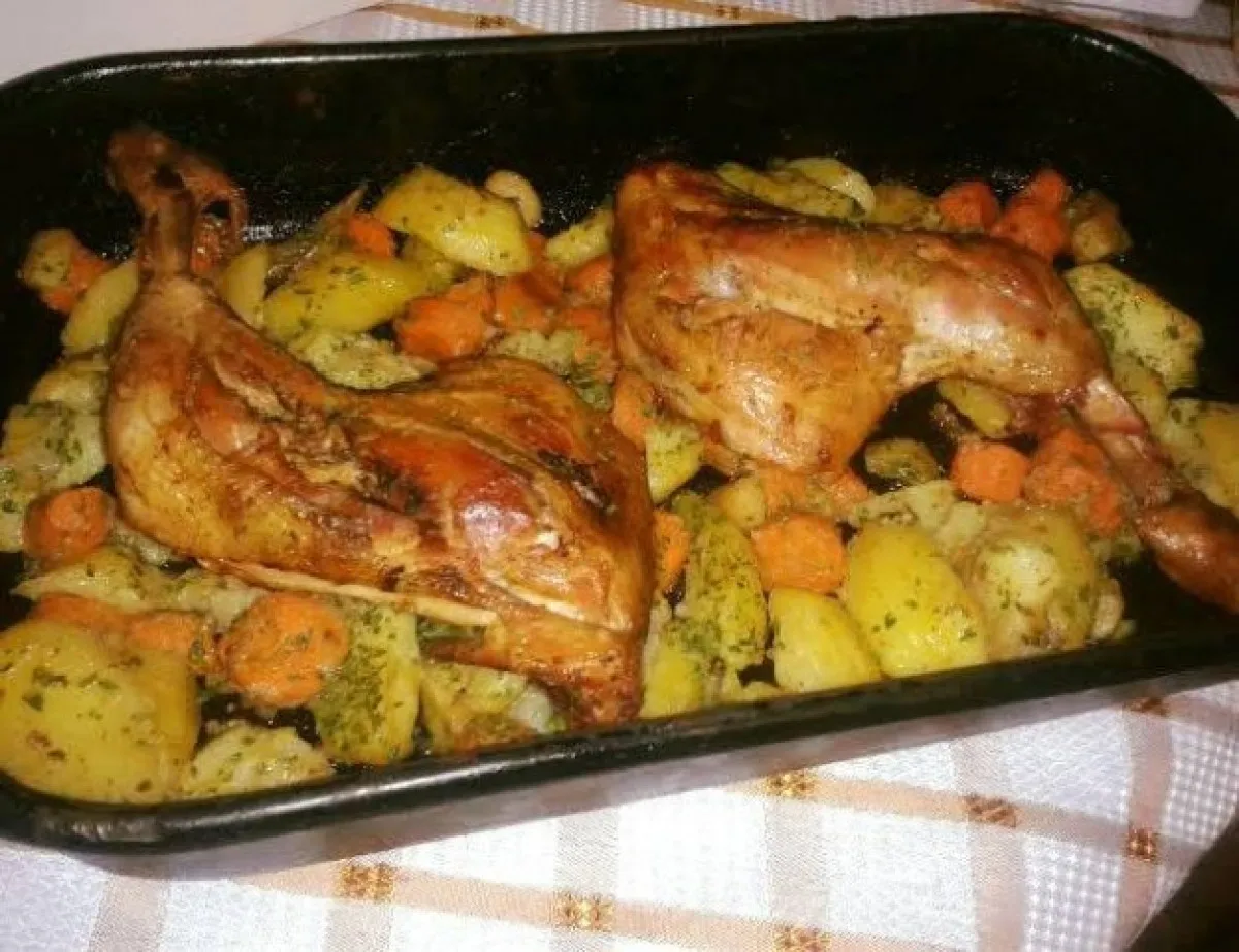 Ropogós csirkecomb vele sült krumplival és zöldségekkel recept
