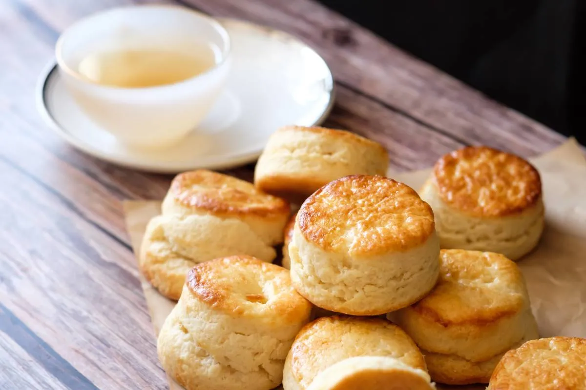 Omlós libatepertős pogácsa recept