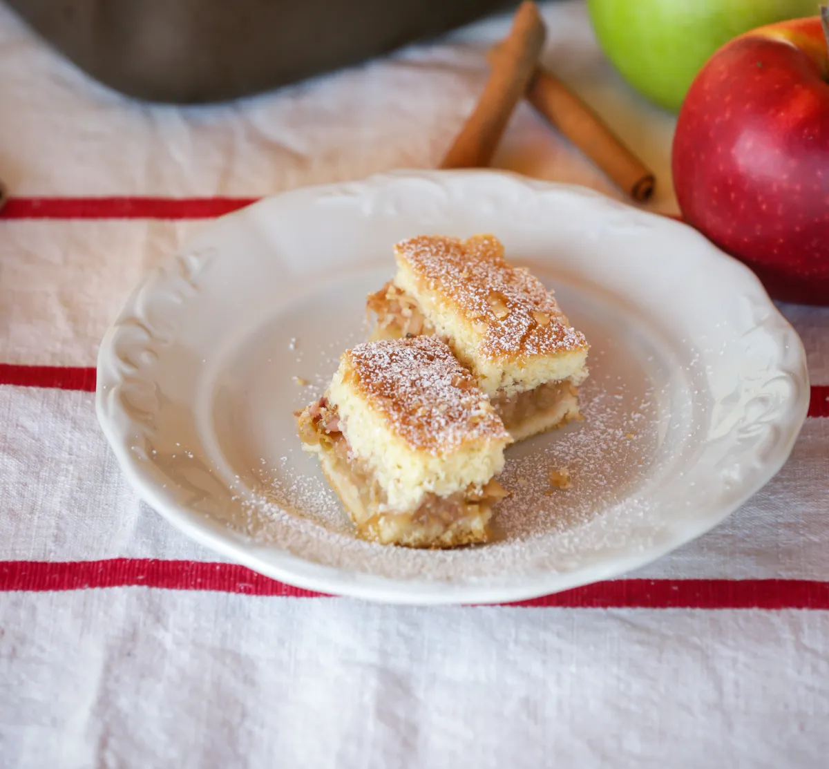 Omlós almás pite tejfölösen recept