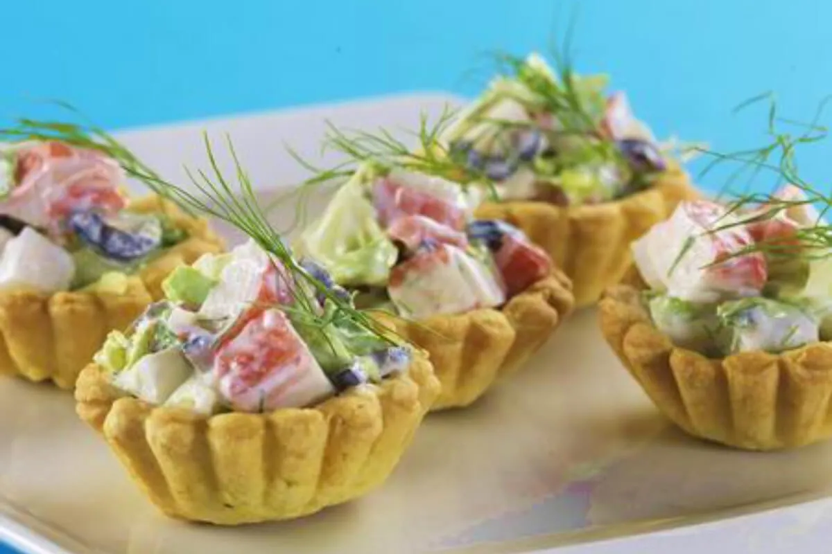 Omlós tésztakosárkák surimi salátával recept