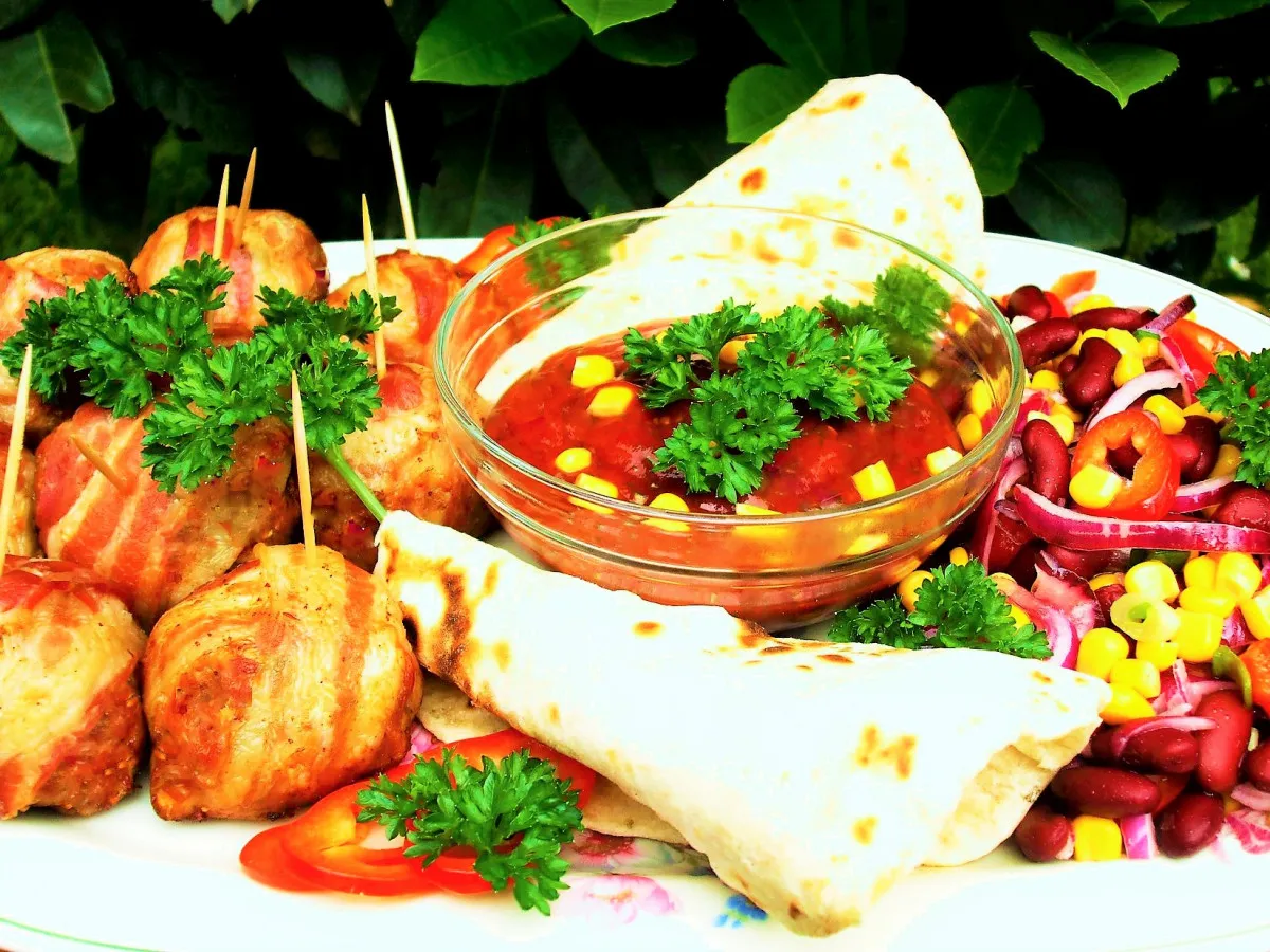 Tüzes húsgombócok mexikói salátával recept