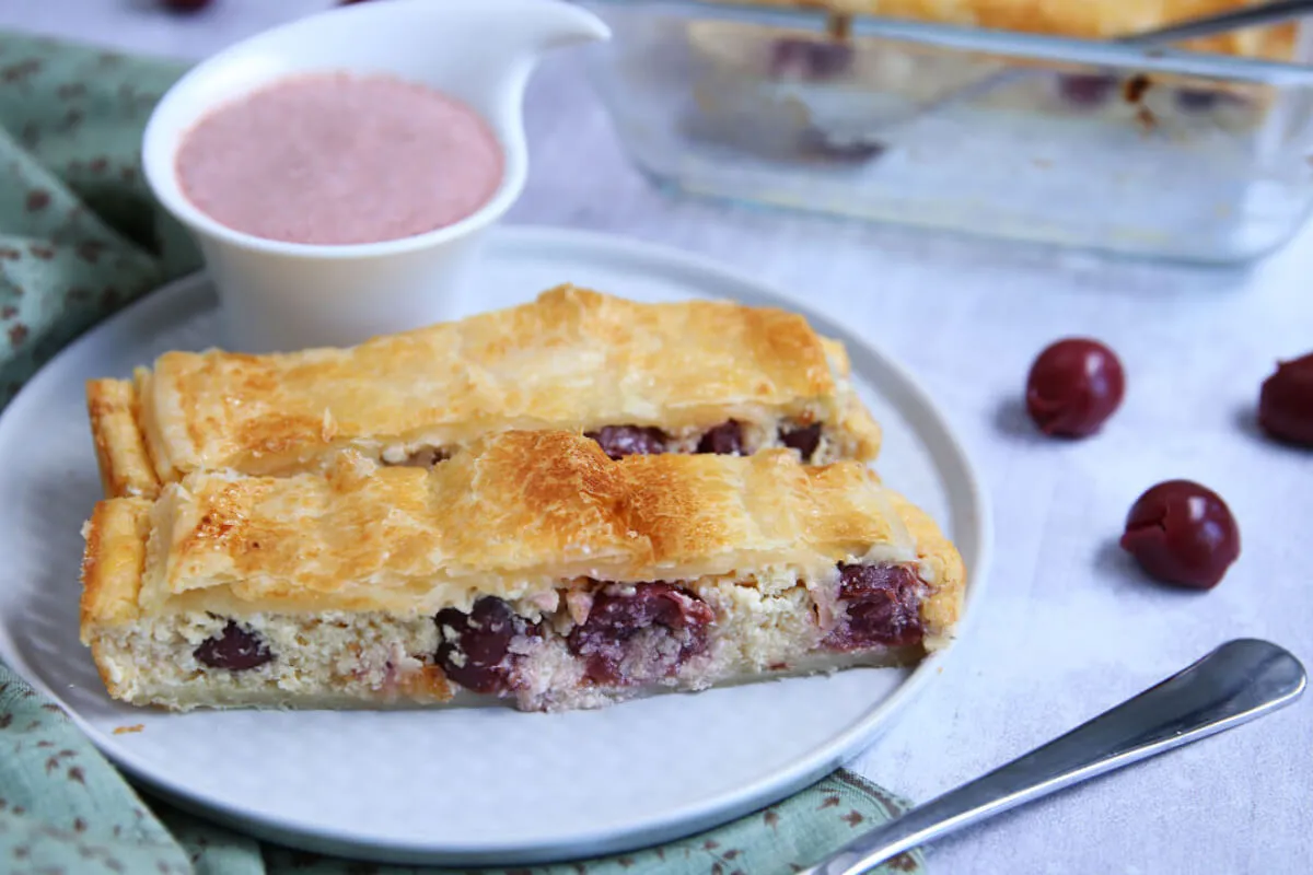 Túrós-meggyes süti leveles tésztából recept