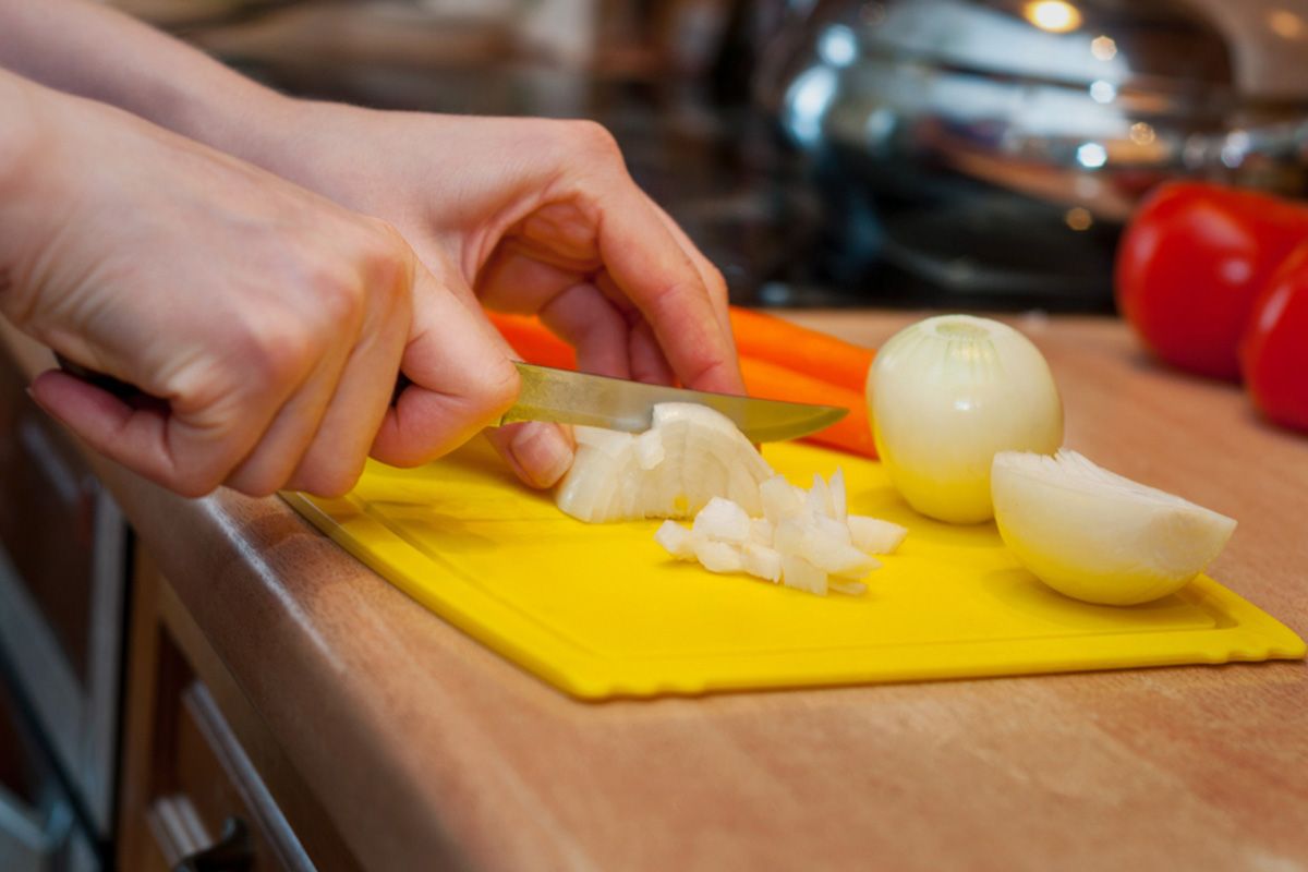 A műanyag deszka tisztántartása jóval egyszerűbb feladat, de nem biztos, hogy megéri az egyszerűbb utat választani (Fotó: Shutterstock)