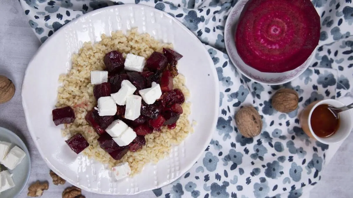 Céklás-diós bulgur feta sajttal