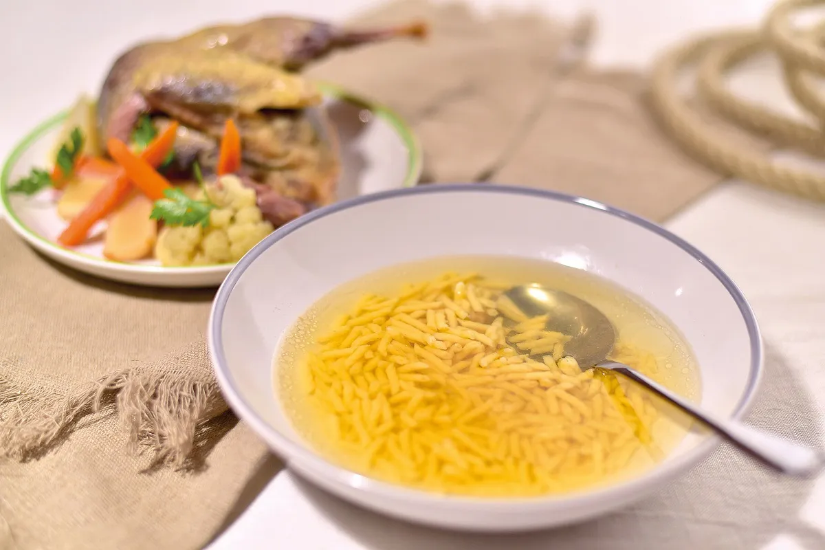 Tyúkhúsleves gyöngytyúkból recept