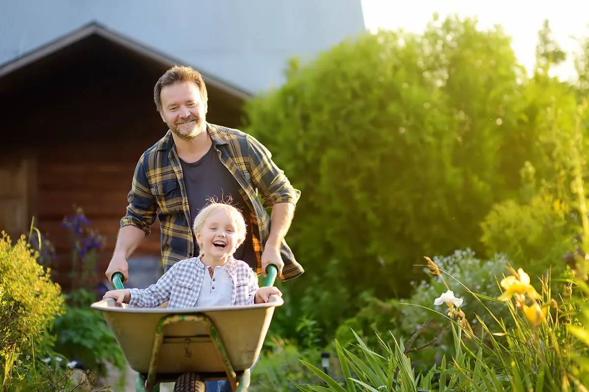 Az óraátállítás után nyáron késő estig dolgozhatunk a kertben  / Fotó: Shutterstock