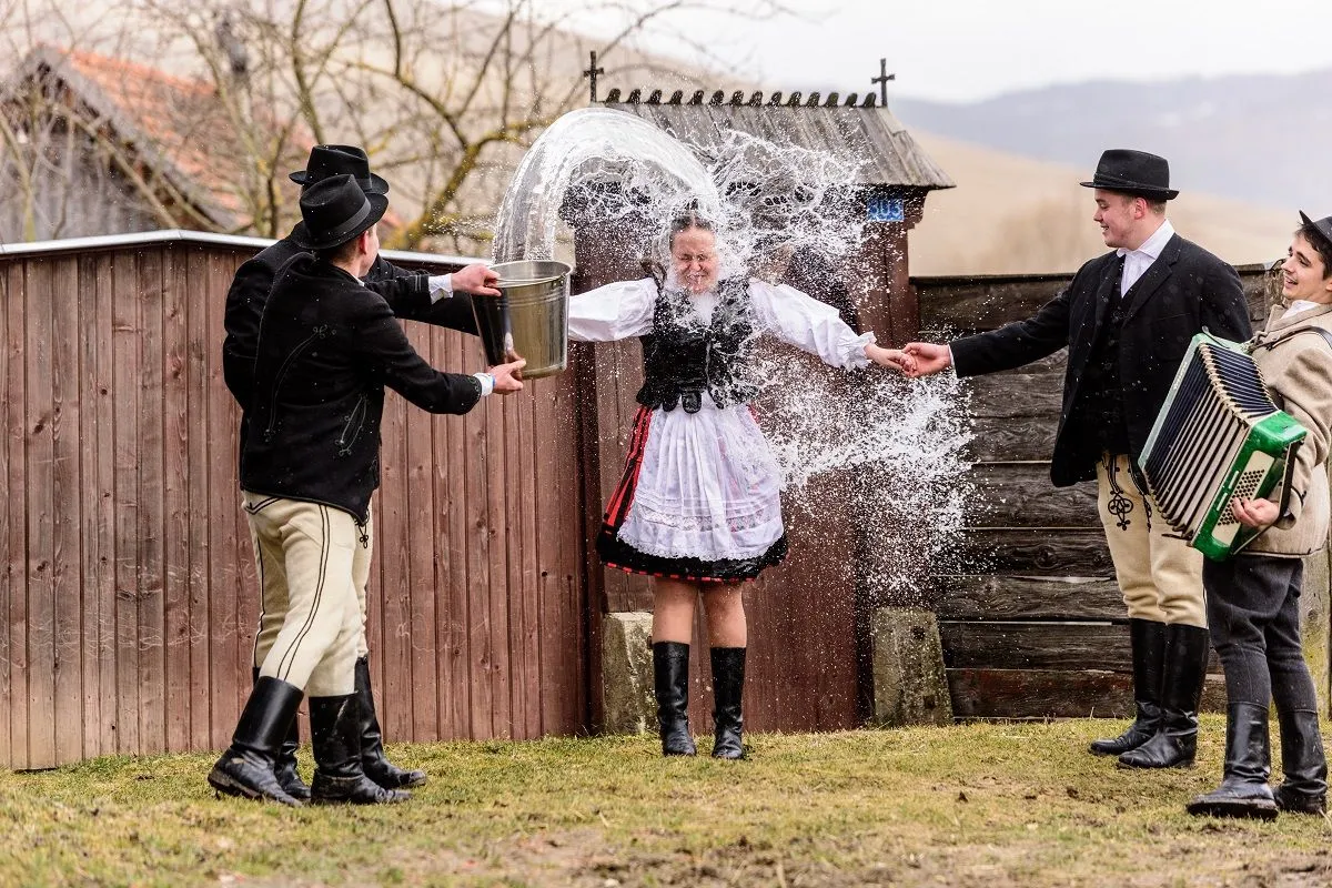 Ha a vers vicces lesz, akkor a locsolkodás is lehet az / Fotó: Shutterstock