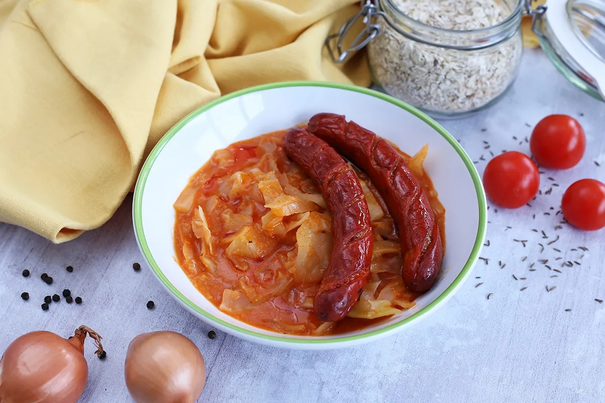 Paradicsomos káposzta grillkolbásszal recept