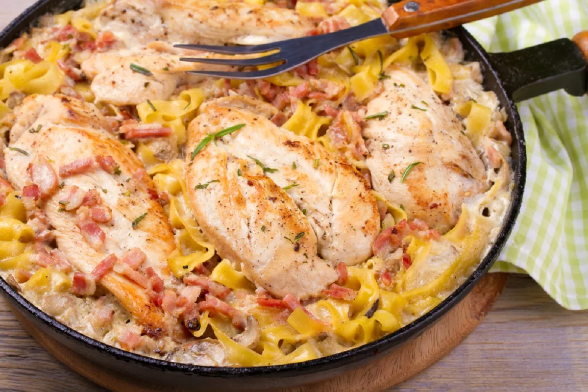 Egyedényes baconös-csirkés tészta recept