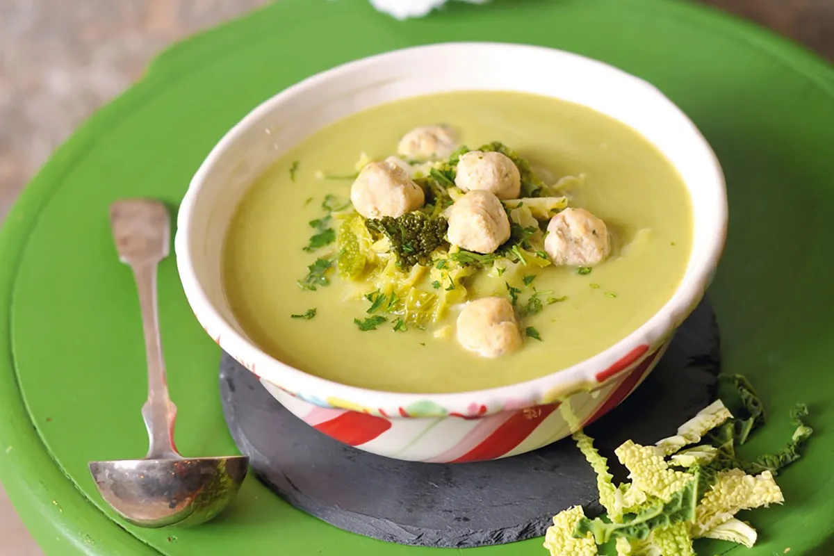 Kelkáposzta-krémleves csirkegaluskával recept