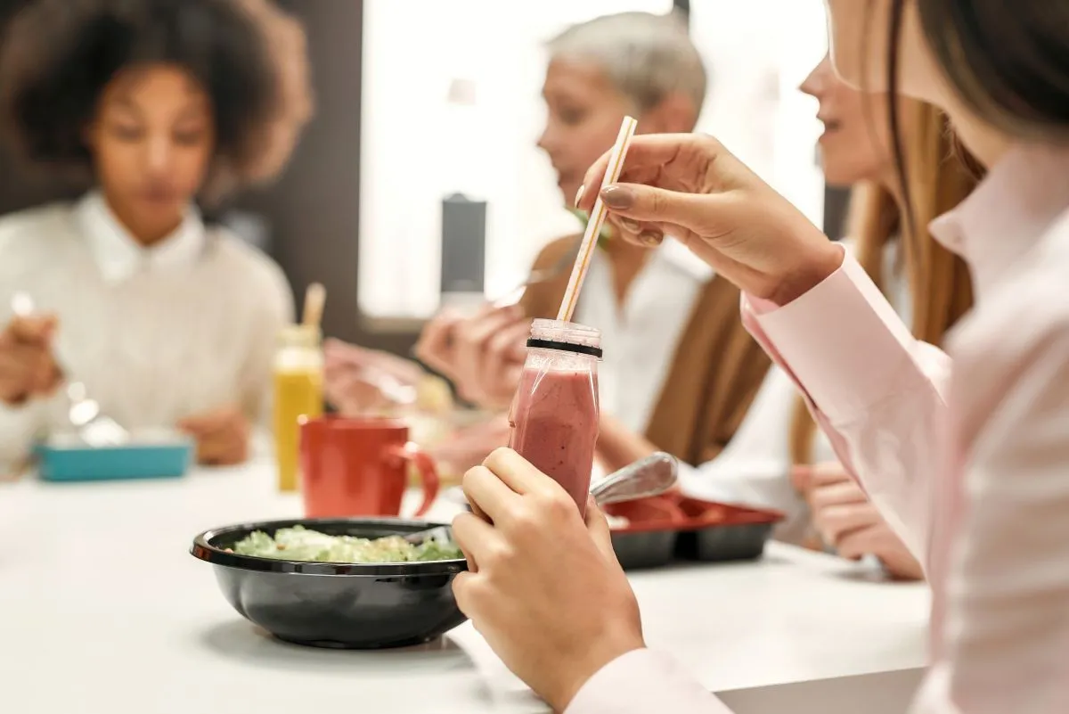 Egy nyugalmas munkahelyi ebéd nagyon fontos, ne tedd tönkre oda nem illő mondatokkal! / Fotó: Shutterstock