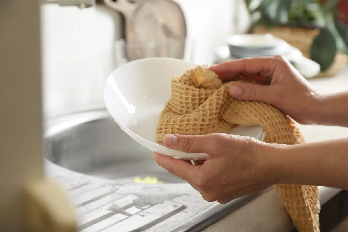 Jó ötlet, ha a tányérok törölgetésére fenntartasz egy olyan konyharuhát, amit nem használt kéztörlésre vagy a pult takarítására /Fotó: Shutterstock