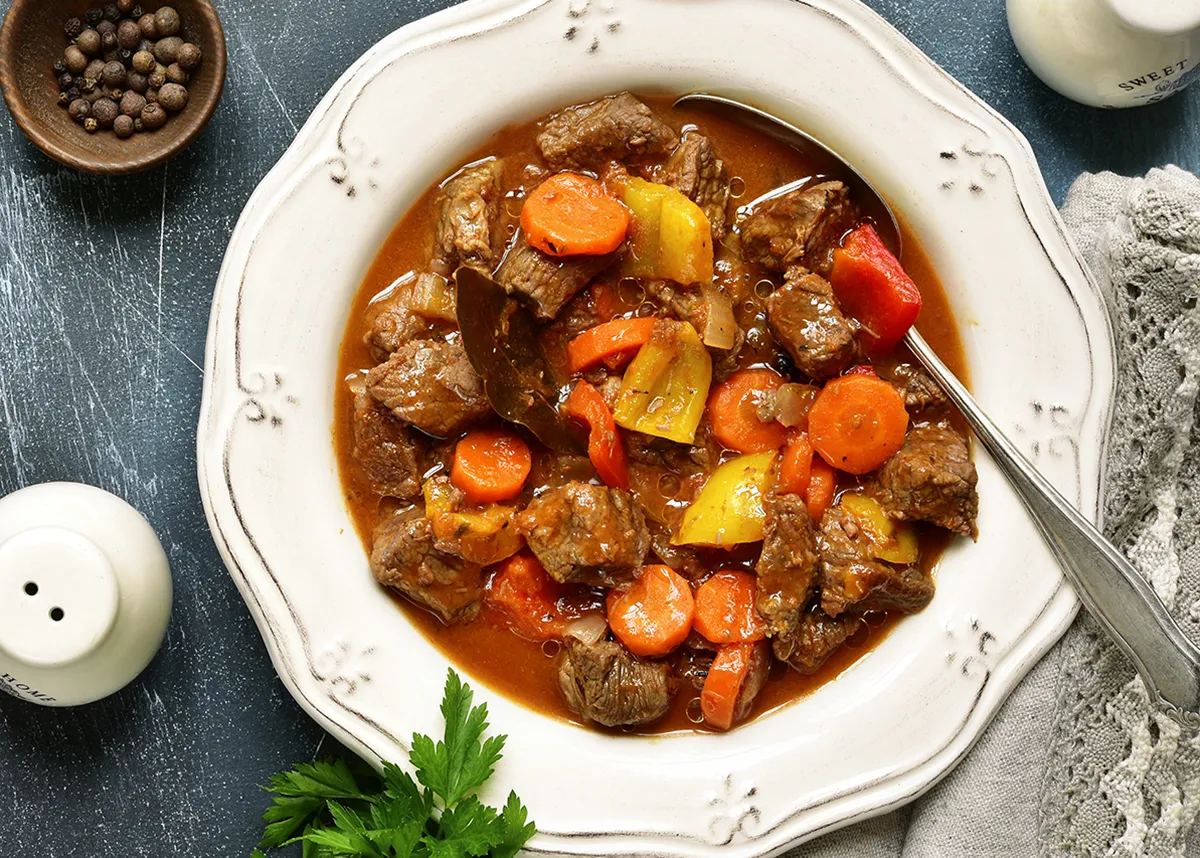 Marhapörkölt zöldségekkel recept
