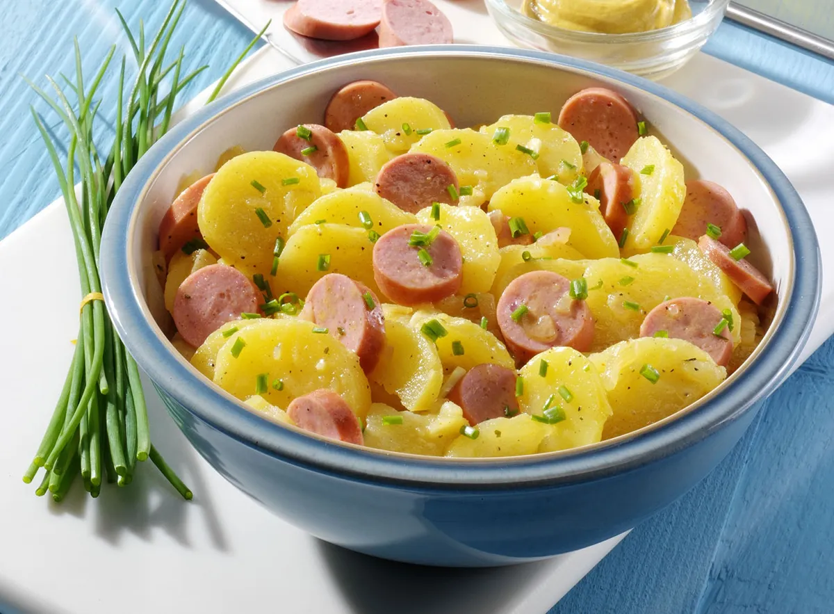 Bécsi krumplisaláta virslivel recept