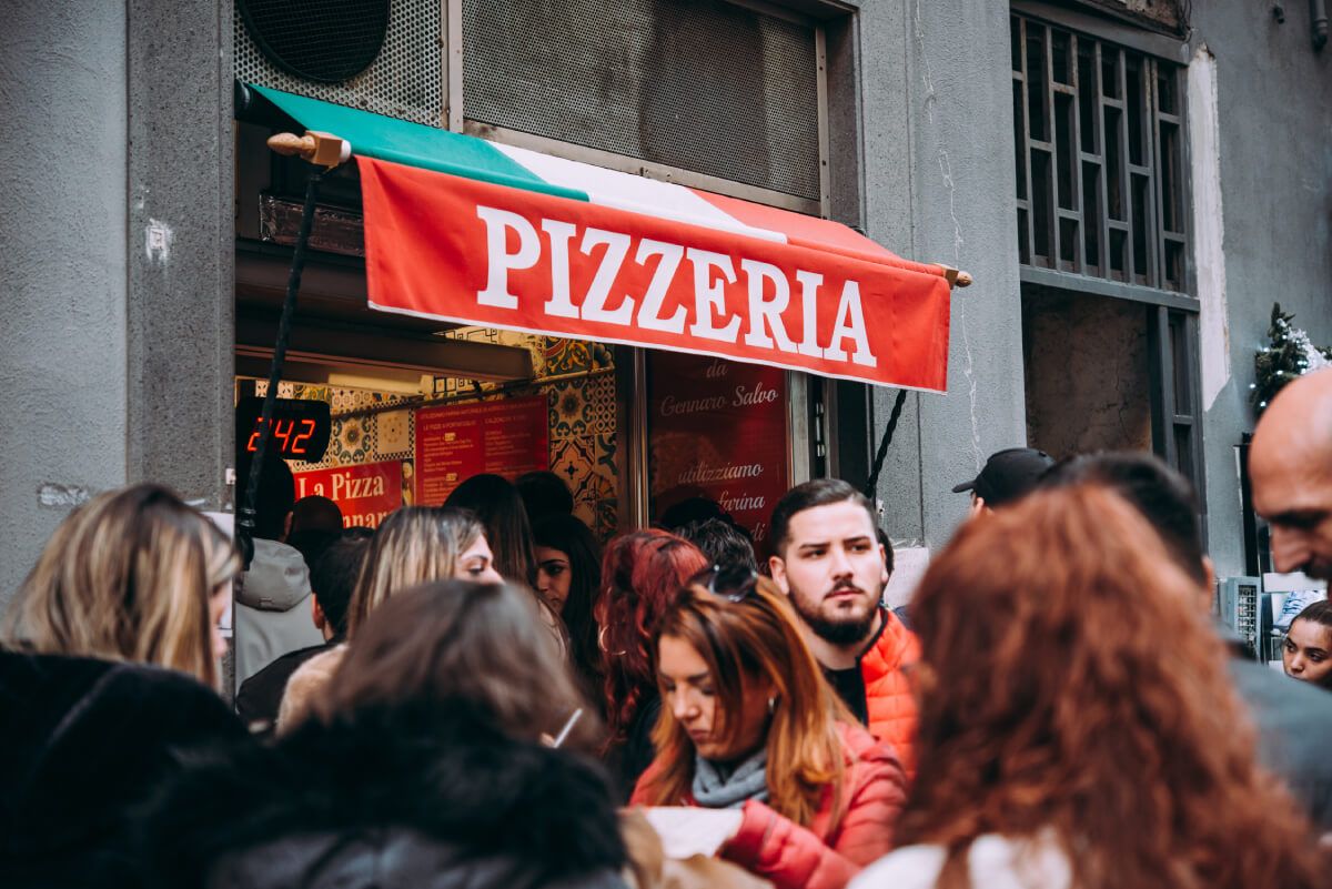 A nápolyi pizzának még a fogyasztási módja is különleges (Fotó: Shutterstock)