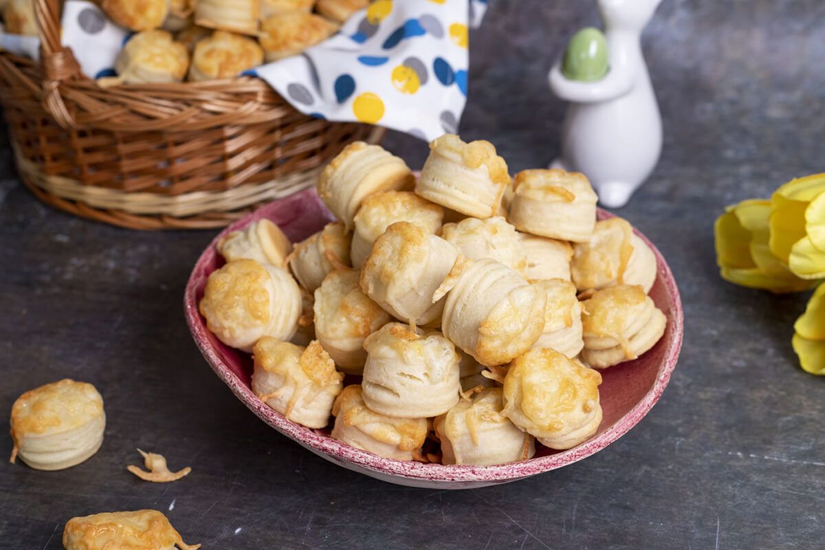 Hajtogatott vajas pogácsa sok-sok sajttal  recept