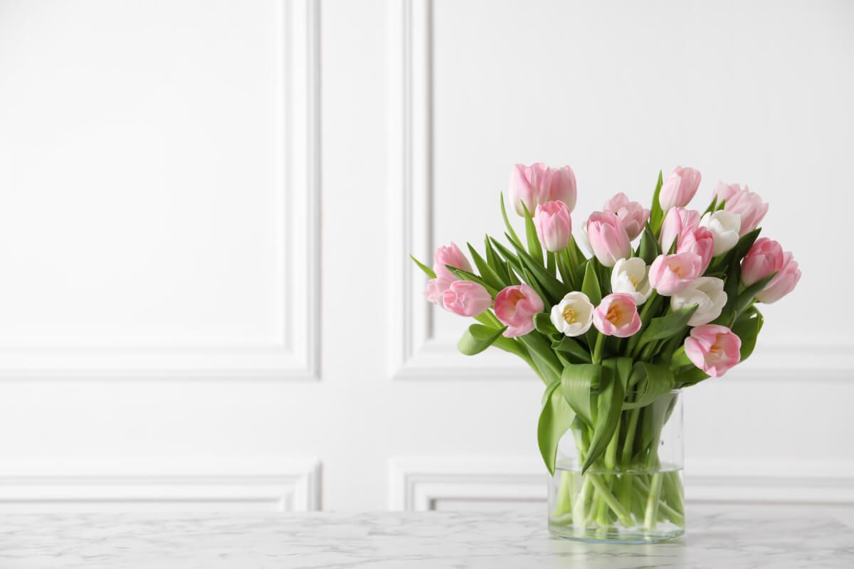 Gyönyörű tavaszi dekoráció egy csokor friss tulipán (Fotó: Shutterstock)