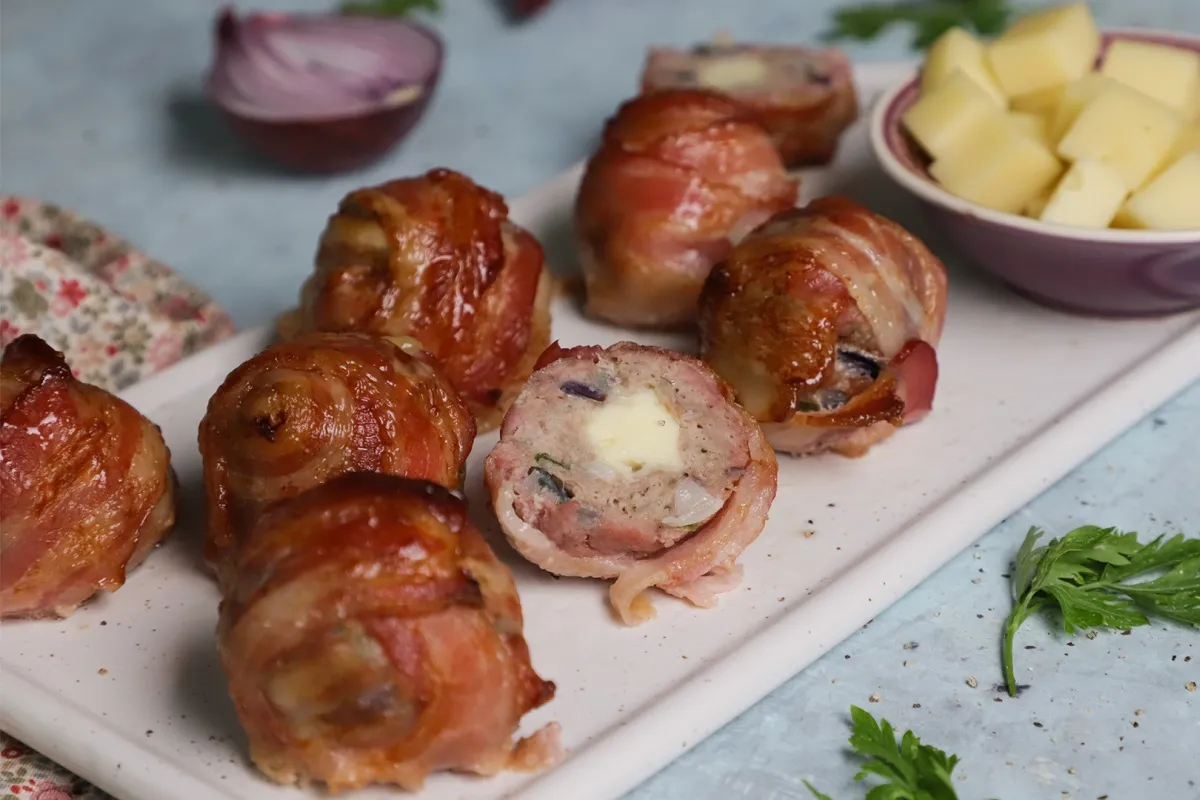 Baconbe göngyölt sajtos fasírtgolyó recept