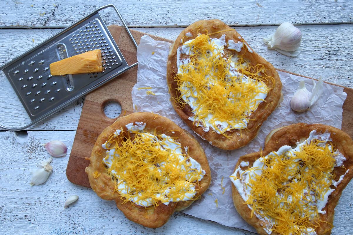 Németh Ádám sajtos-tejfölös lángos receptje